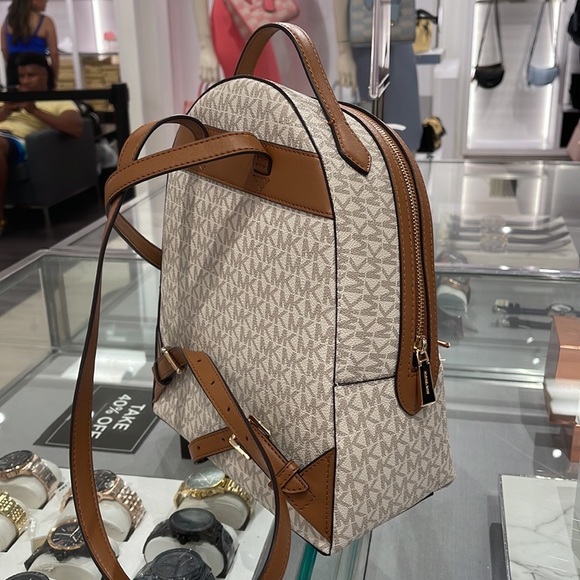 Michael Kors Womens Valerie Medium Logo Backpack 30F2G9VB2B (Vanilla)
NWT - Picture 6 of 16